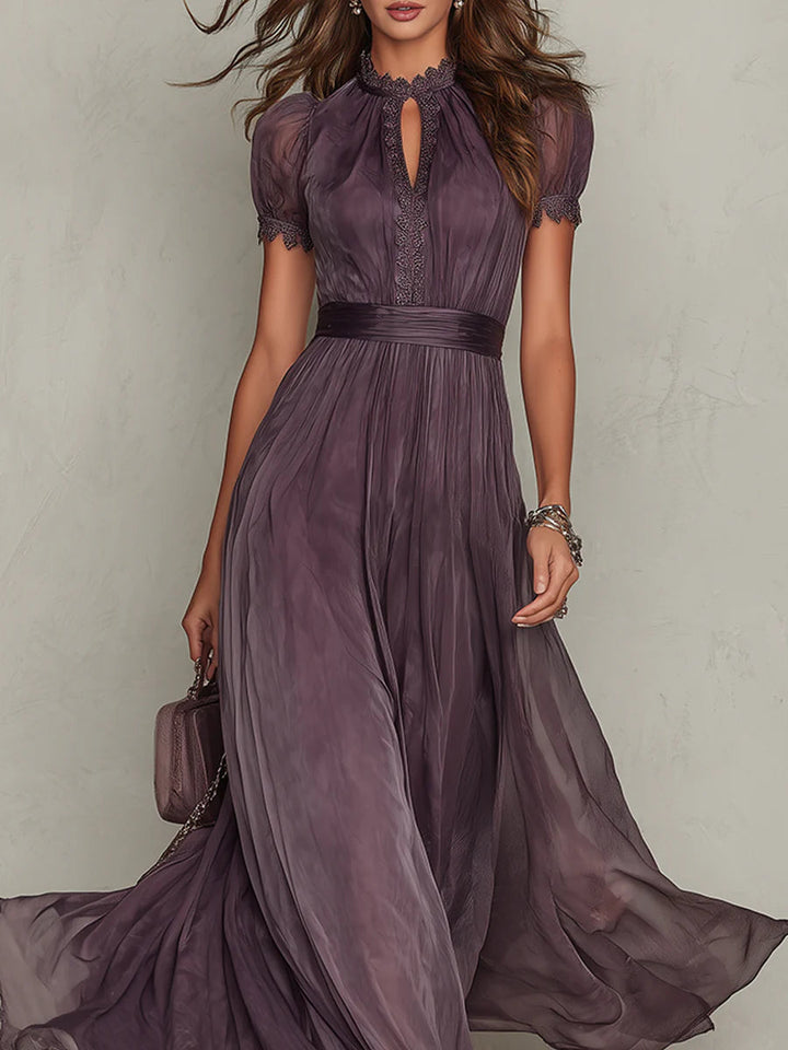 Flavia | Vestido largo morado con escote de ojal y detalles de encaje de gasa