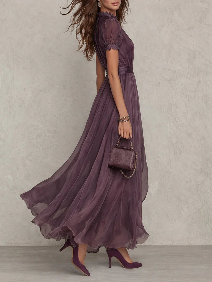 Flavia | Vestido largo morado con escote de ojal y detalles de encaje de gasa