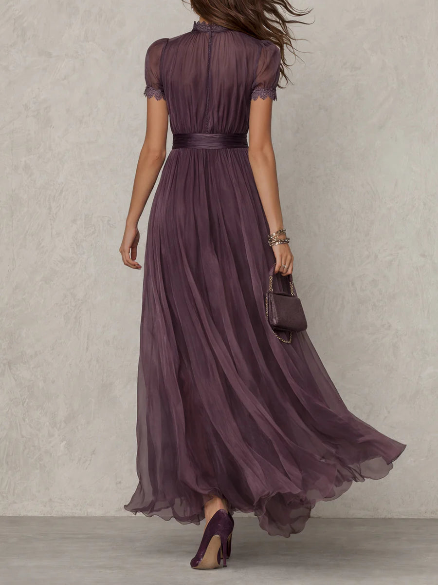 Flavia | Vestido largo morado con escote de ojal y detalles de encaje de gasa