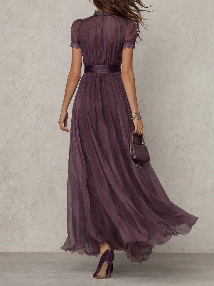 Flavia | Vestido largo morado con escote de ojal y detalles de encaje de gasa