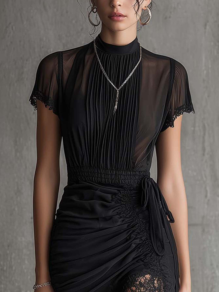 Vestito Mini in Chiffon Nero con Vita Plissettata e Dettagli in Pizzo