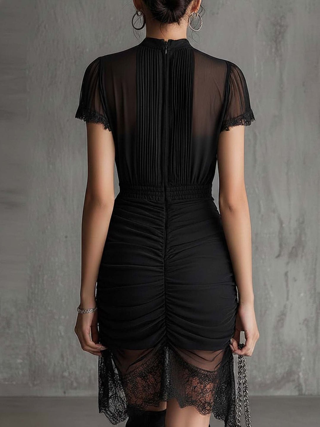 Vestito Mini in Chiffon Nero con Vita Plissettata e Dettagli in Pizzo